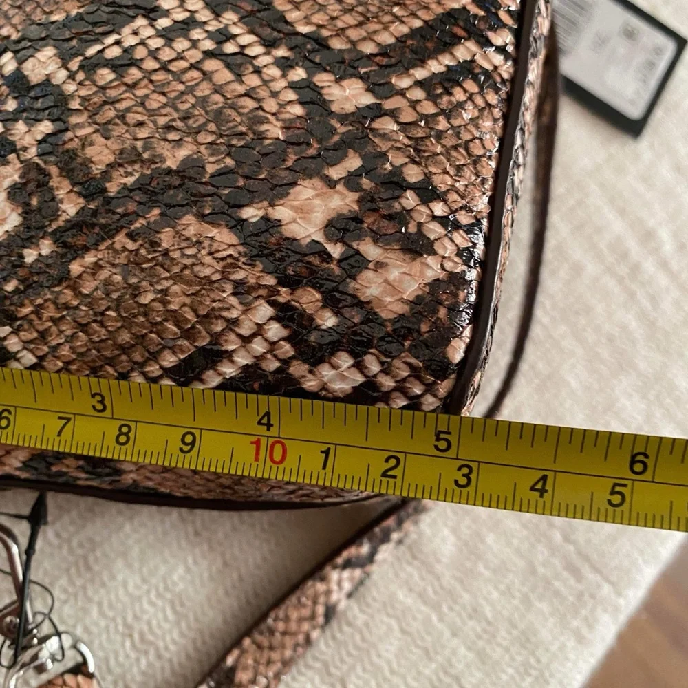 ❤️SALE❤️✨🆕✨Brand New DKNY Tania Crossbody Bag